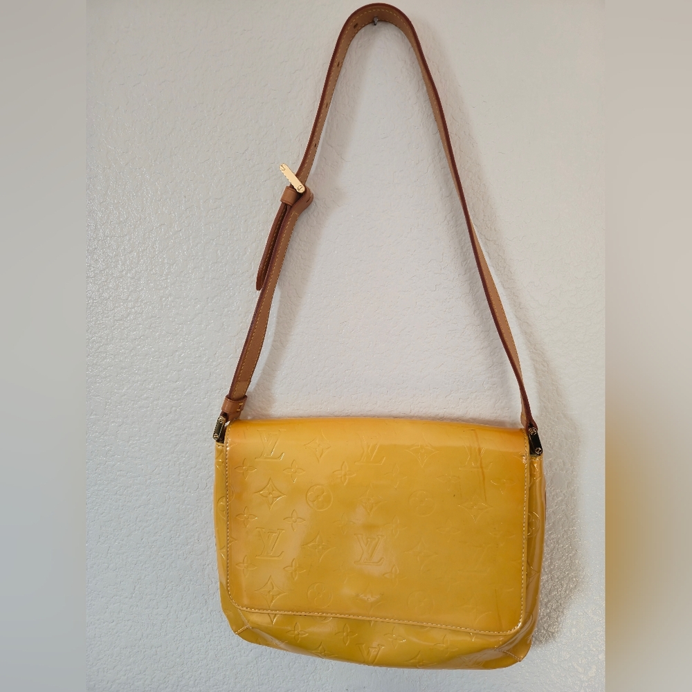 LOUIS VUITTON Thompson Street Beige (Yellow) Vernis Shoulder Baf - Picture 3 of 17